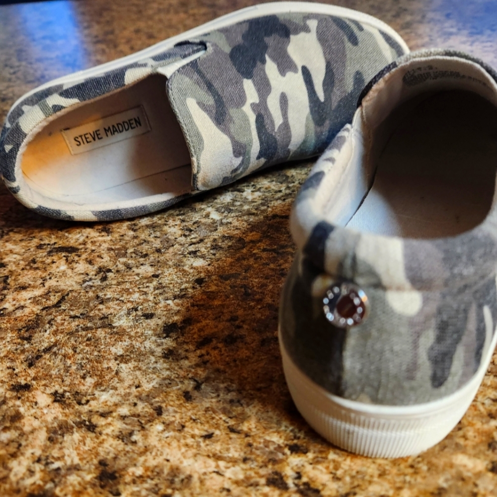Steve Madden camouflage slip on